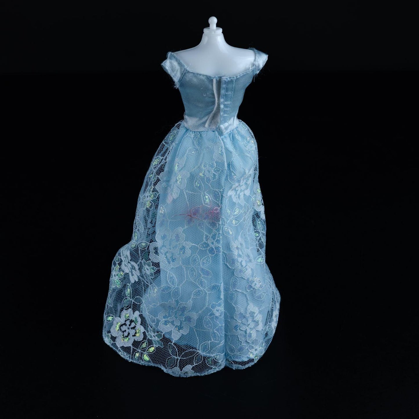 barbie-hellblaues-spitzenkleid-mit-floralen-mustern-blau-eisblau-gebraucht-4 - Utopia Collectibles