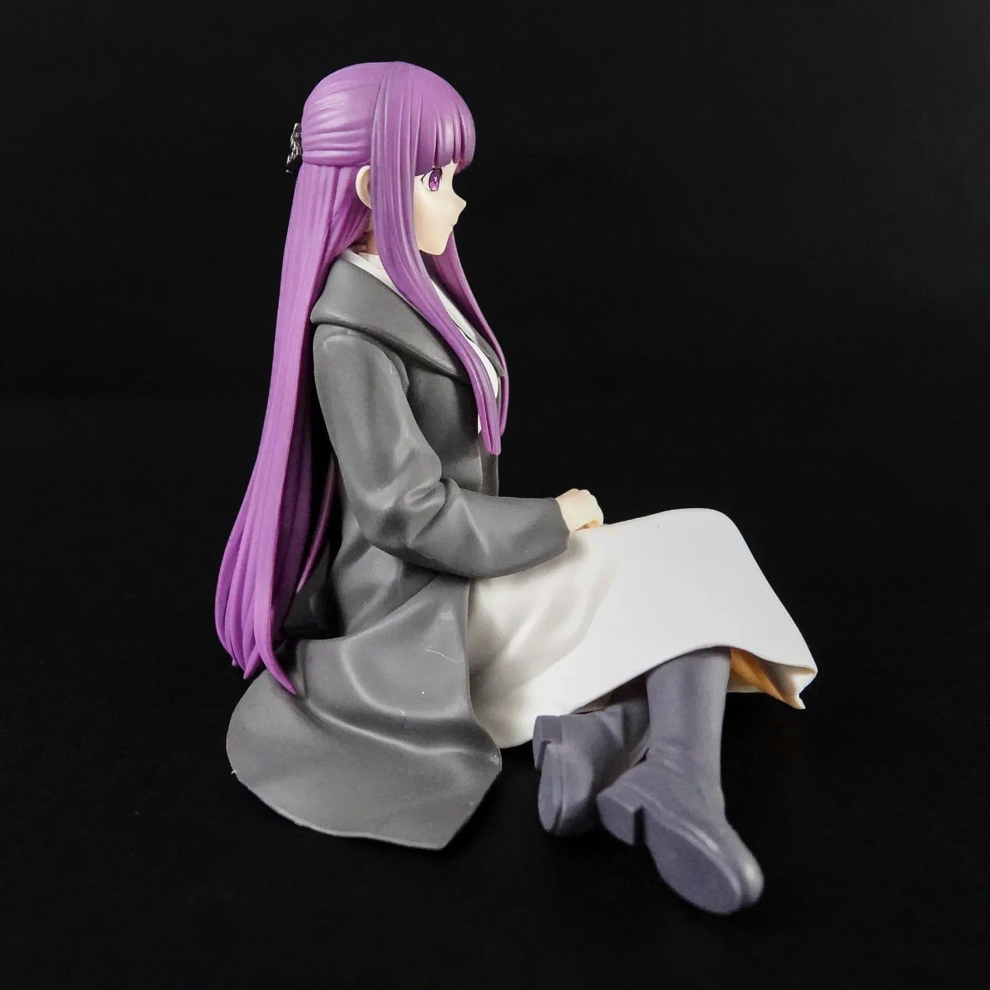 Frieren Statue - Fern (sitzend) - PVC Figur - Neuwertig mit OVP