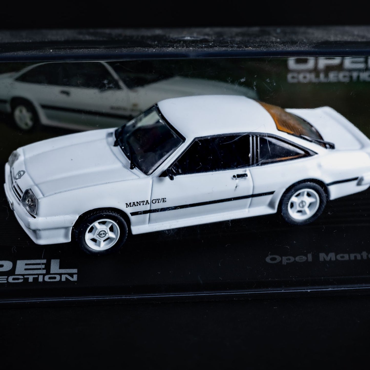 Opel Collection - Manta B GT/E (1977-1988) - 1:43 Stand-Modell - Mini-Vitrine