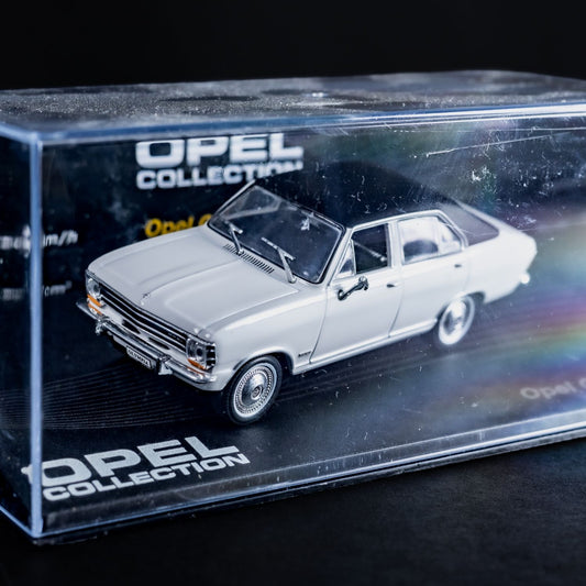 Opel Collection - Olympia A (1967-1970) - 1:43 Stand-Modell - Mini-Vitrine
