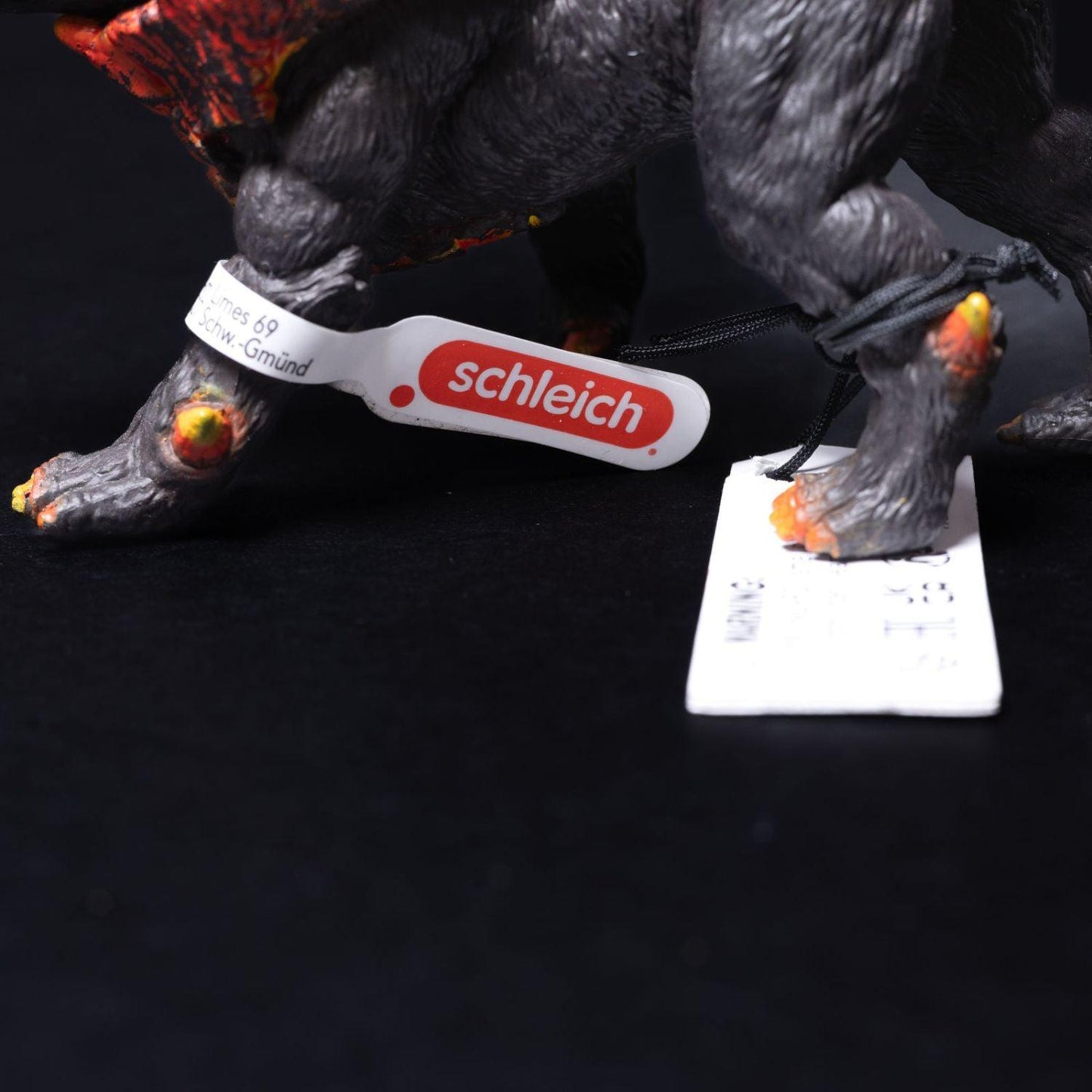 schleich-tier-figur-eldrado-hoellenhund-modell-42451-mit-faehnchen-etikett-5 - Utopia Collectibles