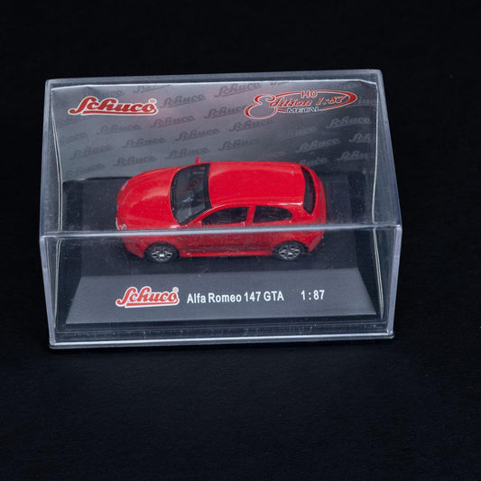 schuco-alfa-romeo-147-gta-modellauto-massstab-187-mit-mini-showcase-neuwertig-2 - Utopia Collectibles