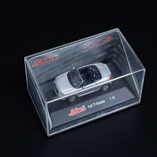 schuco-audi-tt-roadster-modellauto-massstab-187-mit-mini-showcase-neuwertig-2 - Utopia Collectibles