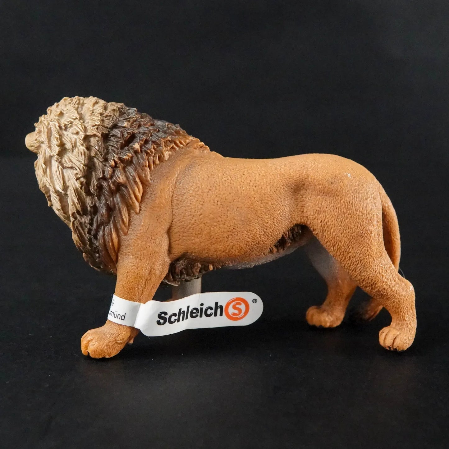 Schleich Tier Figur: Löwe - Modell 14726 - Mit Fähnchen / Etikett