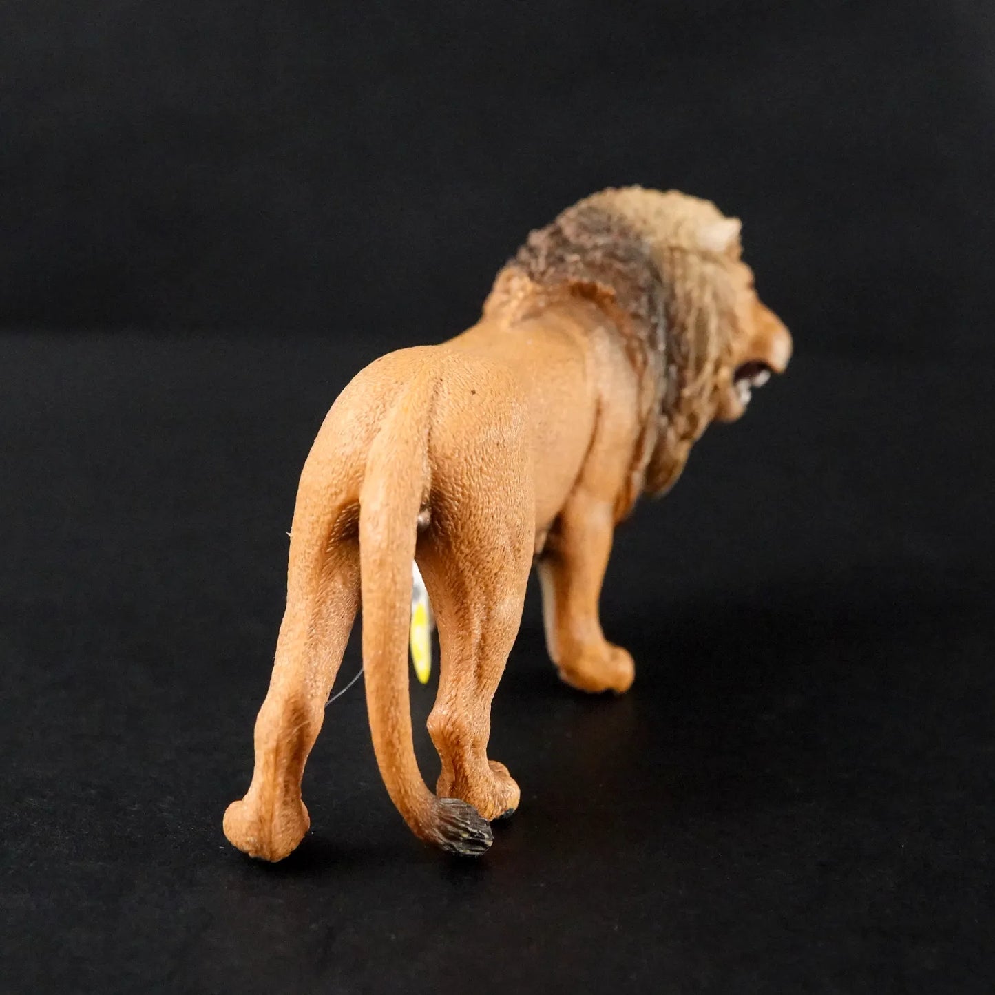 Schleich Tier Figur: Löwe - Modell 14726 - Mit Fähnchen / Etikett