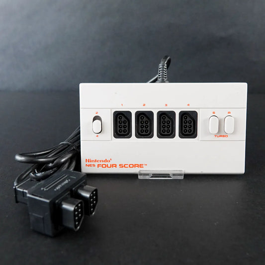 Nintendo NES Four Score - Multi-Tab Mehrspieler-Adapter - Zustand Sehr Gut
