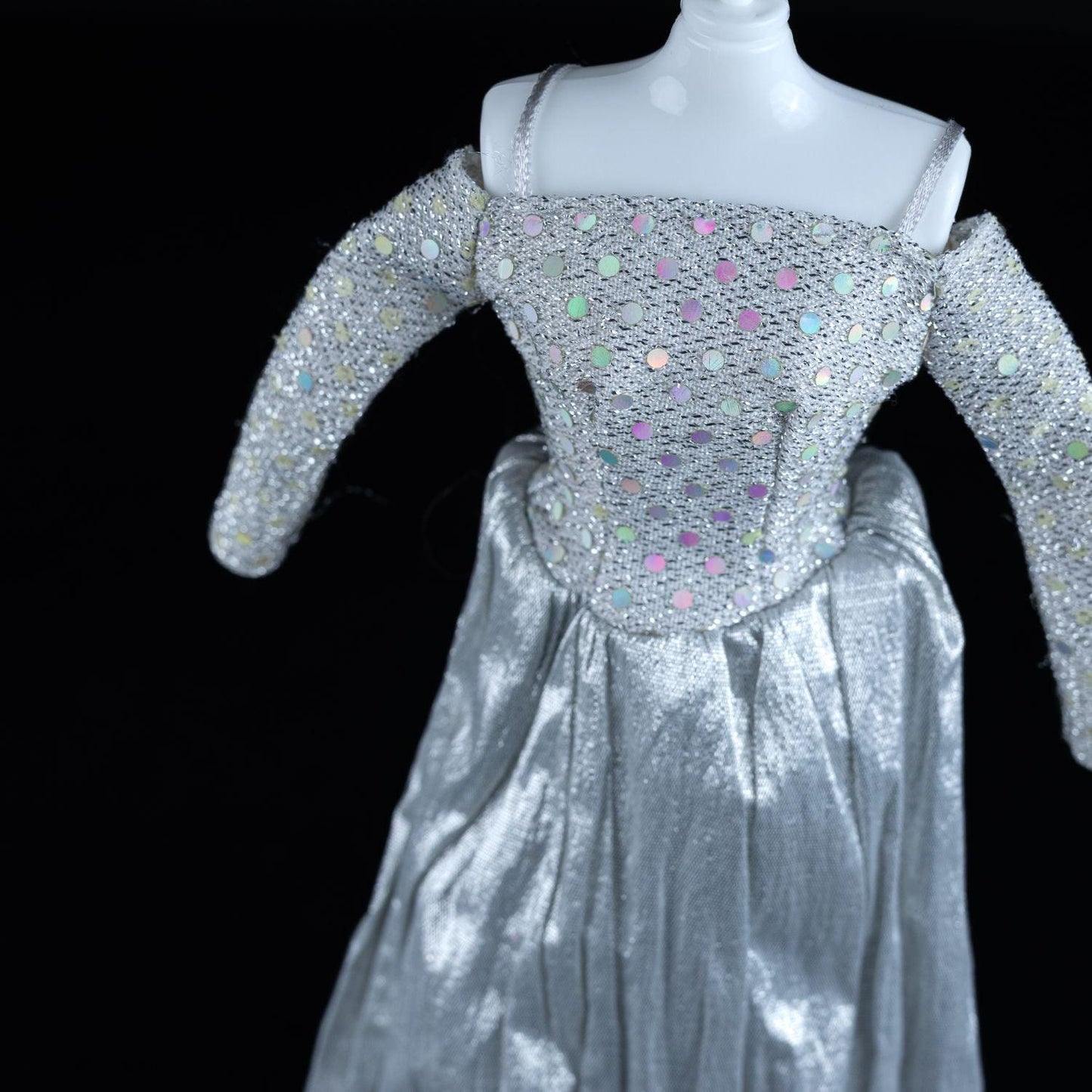 barbie-fashion-avenue-dazzle-silver-screen-star-kleid-mit-pailletten-3 - Utopia Collectibles