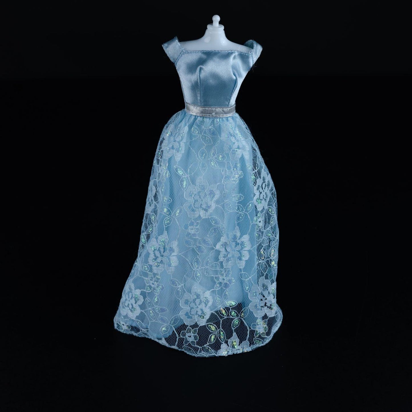 barbie-hellblaues-spitzenkleid-mit-floralen-mustern-blau-eisblau-gebraucht-1 - Utopia Collectibles
