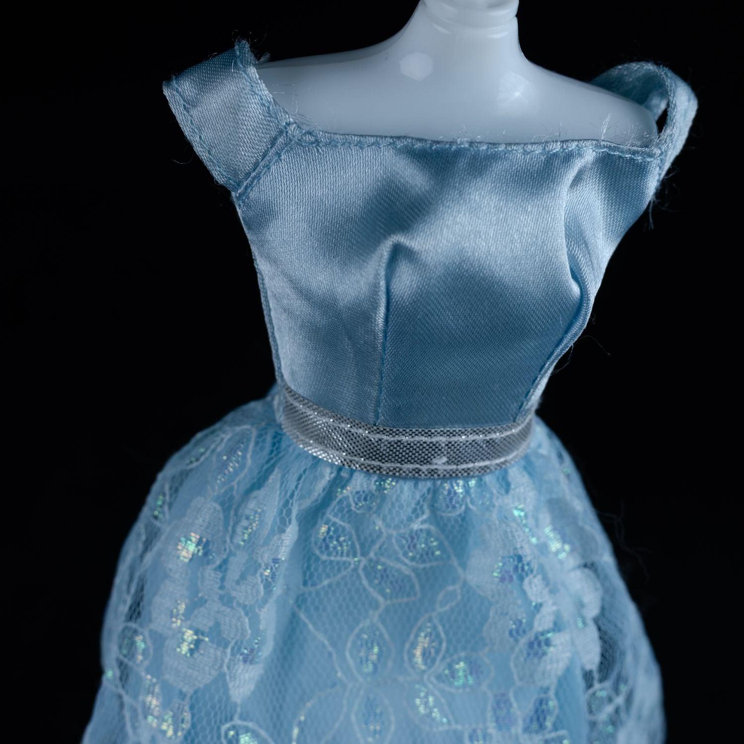 barbie-hellblaues-spitzenkleid-mit-floralen-mustern-blau-eisblau-gebraucht-3 - Utopia Collectibles