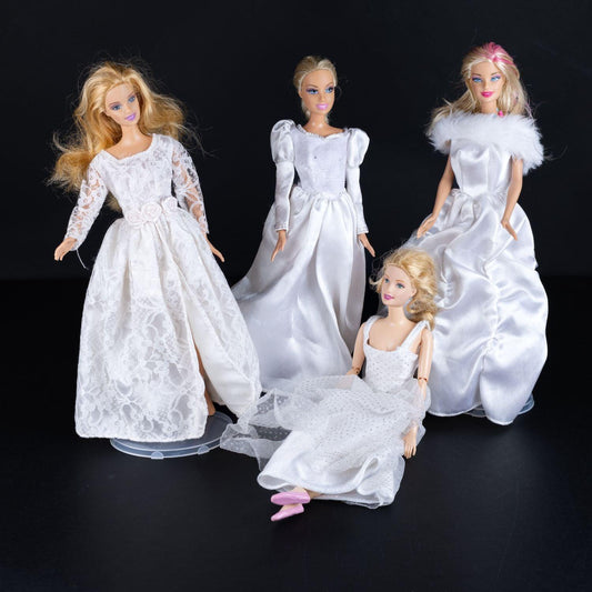 barbie-konvolut-4-puppen-mit-weissen-kleidern-bundle-gebraucht - Utopia Collectibles