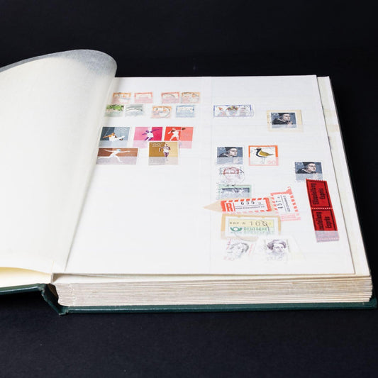 briefmarken-sammlung-2-alben-mit-briefmarken-weltweit-nach-land-sortiert-2 - Utopia Collectibles