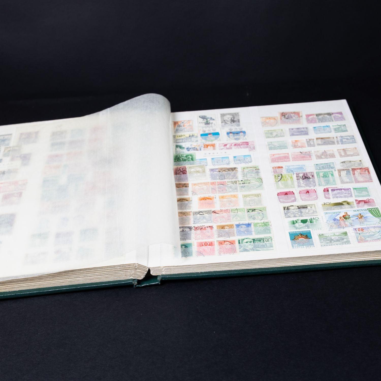 briefmarken-sammlung-2-alben-mit-briefmarken-weltweit-nach-land-sortiert-6 - Utopia Collectibles