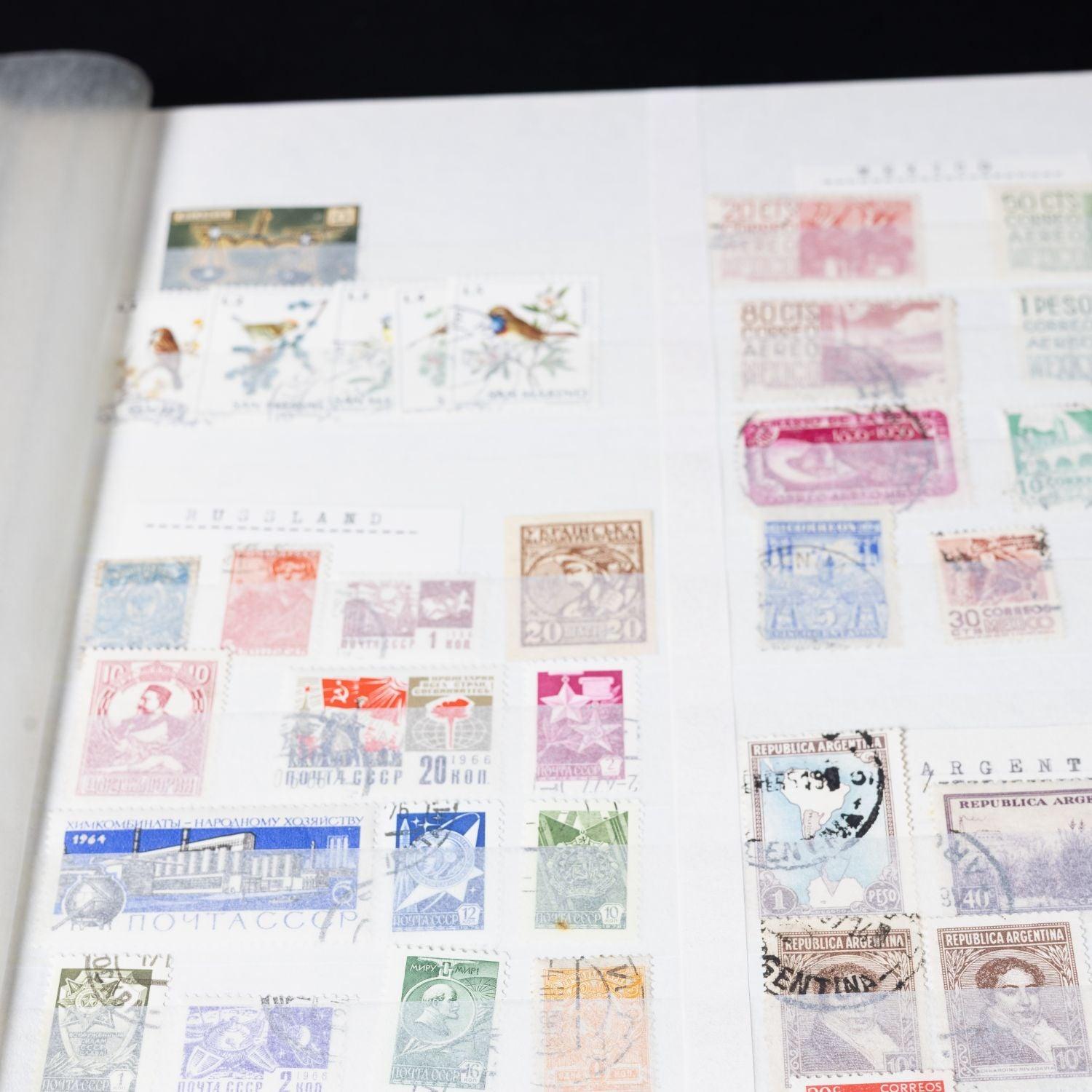 briefmarken-sammlung-2-alben-mit-briefmarken-weltweit-nach-land-sortiert-7 - Utopia Collectibles