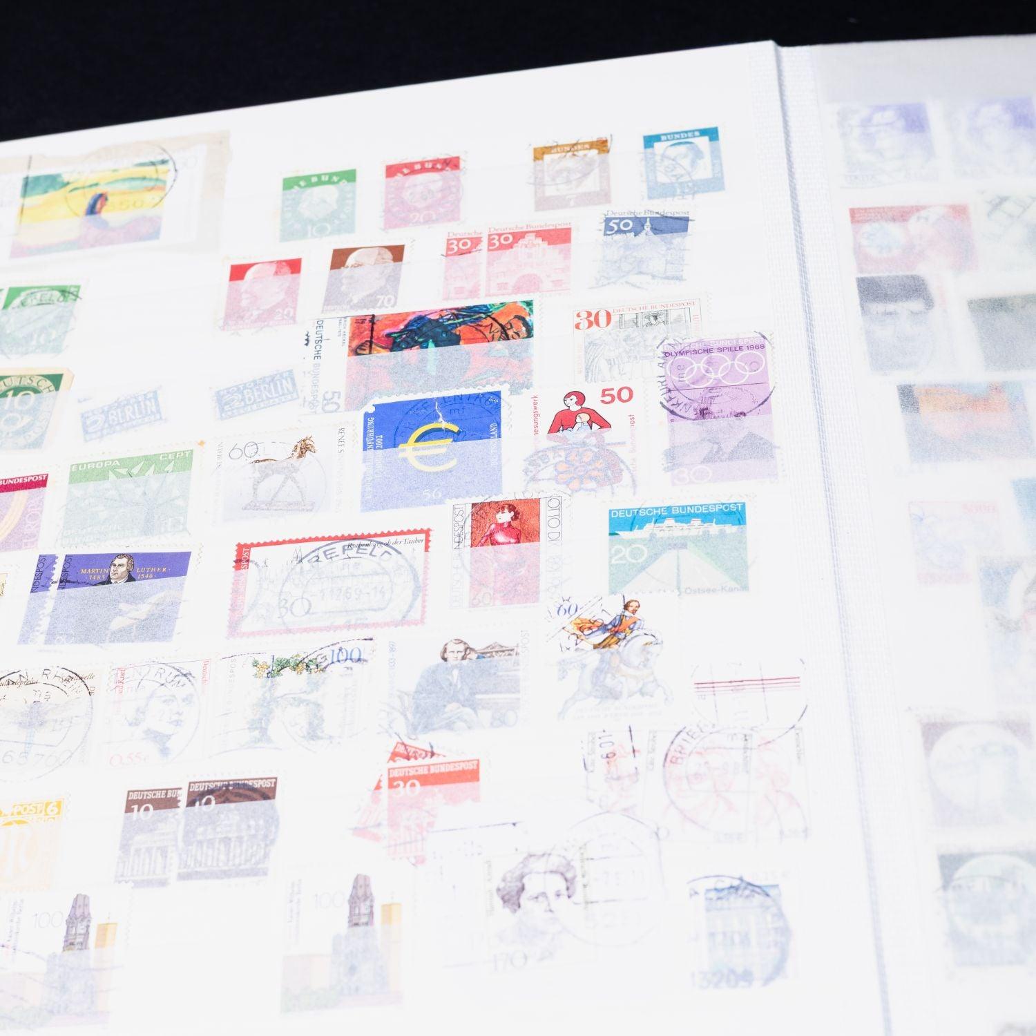 briefmarken-sammlung-2-alben-mit-briefmarken-weltweit-nach-land-sortiert-8 - Utopia Collectibles