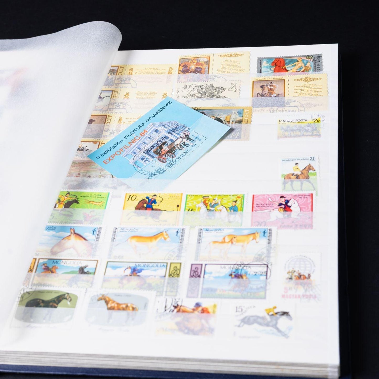 briefmarken-sammlung-2-alben-mit-briefmarken-weltweit-nach-land-sortiert-9 - Utopia Collectibles