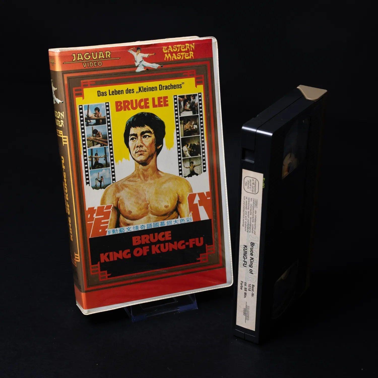 bruce-lee-king-of-kung-fu-das-leben-des-kleinen-drachen-vhs-zustand-gut-3 - Utopia Collectibles