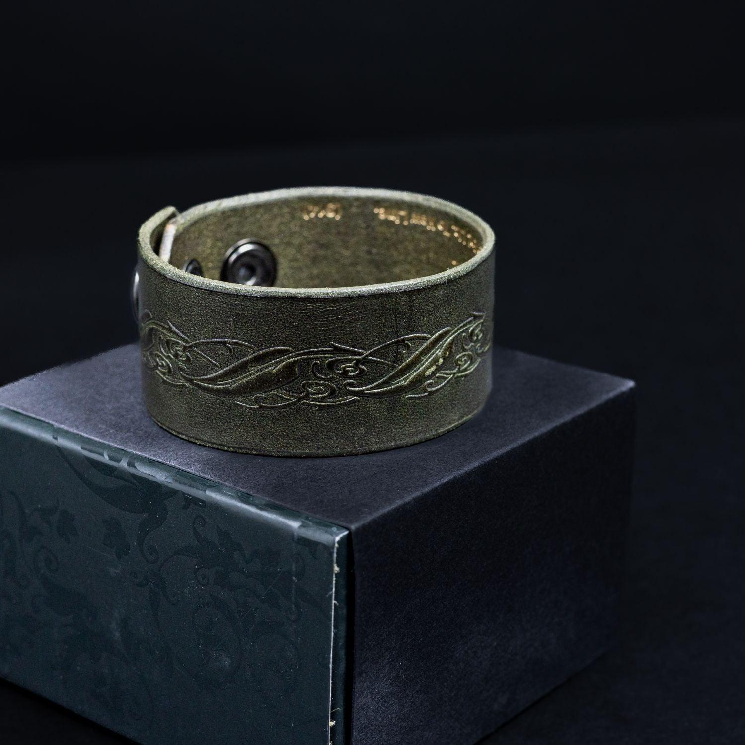 drachenfels-design-lederarmband-der-hobbit-durchmesser-7-cm-neuwertig-1 - Utopia Collectibles