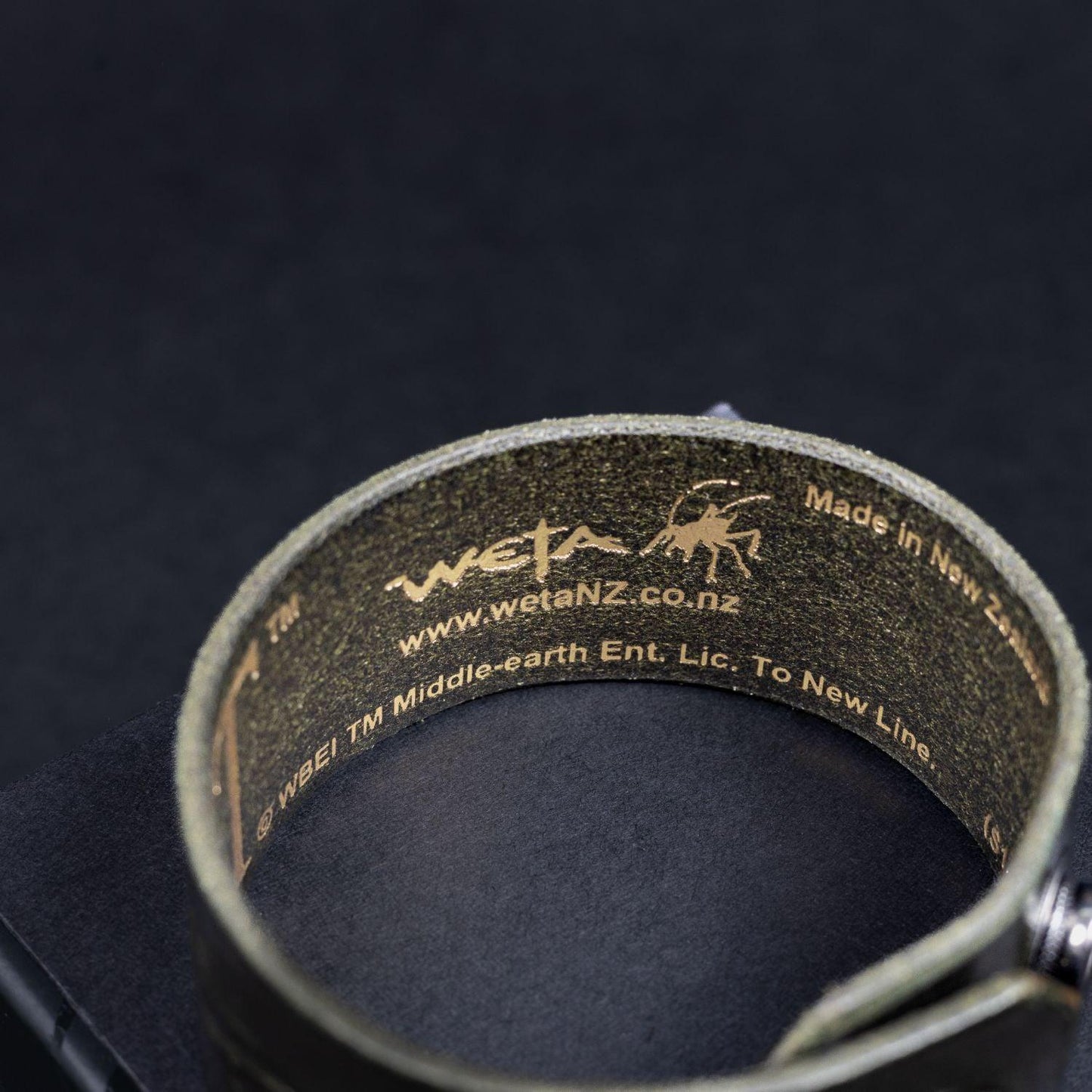 drachenfels-design-lederarmband-der-hobbit-durchmesser-7-cm-neuwertig-3 - Utopia Collectibles