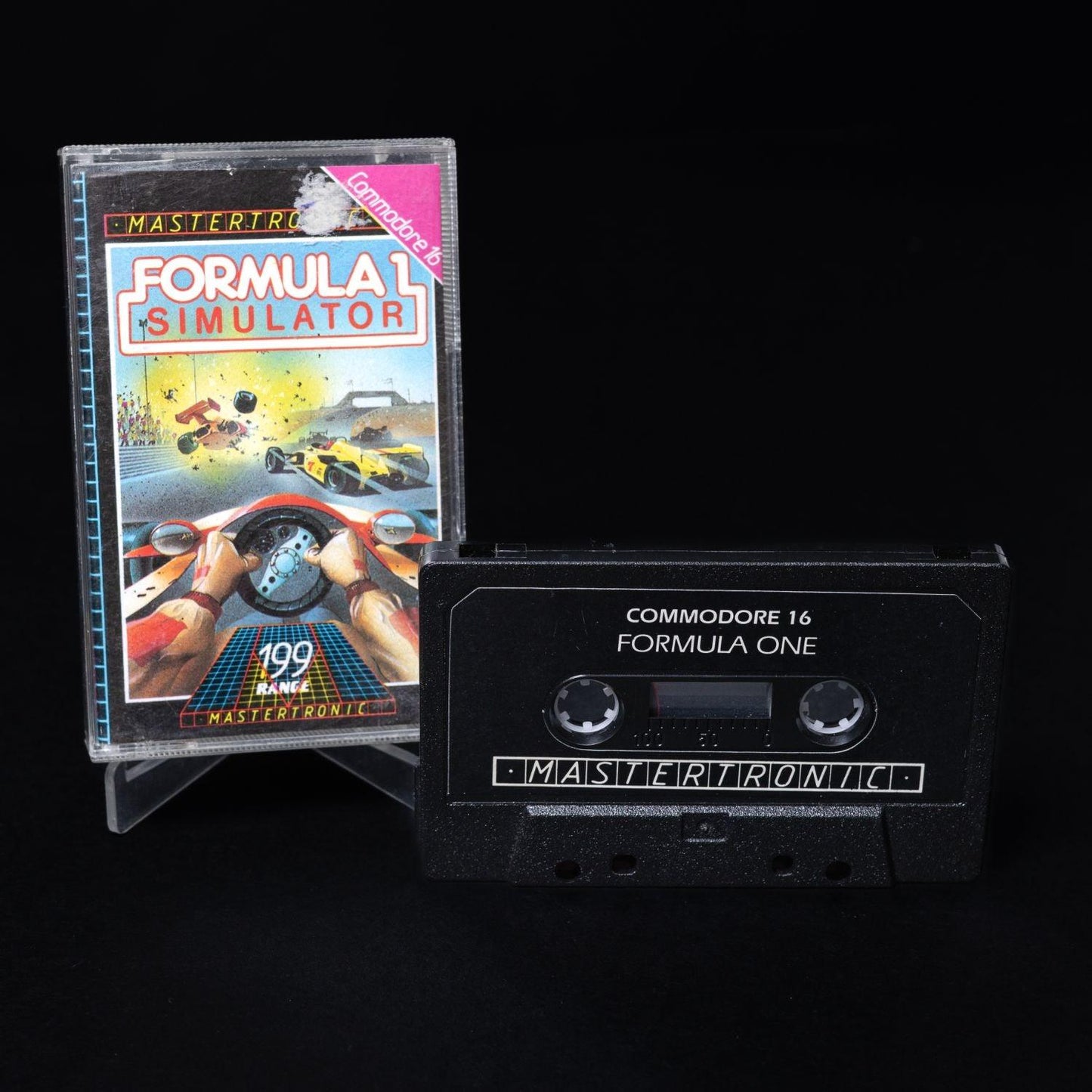 formula-1-simulator-commodore-16-c16-plus-4-kassette-cib-gebraucht-1 - Utopia Collectibles