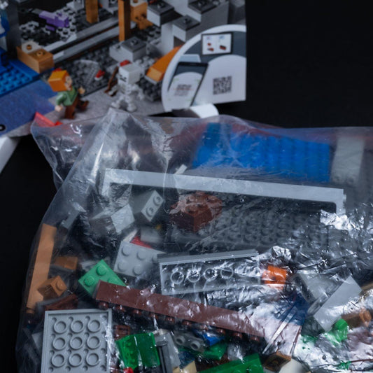 lego-minecraft-das-erste-abenteuer-modell-21169-vollstaendig-m-anleitung-2 - Utopia Collectibles