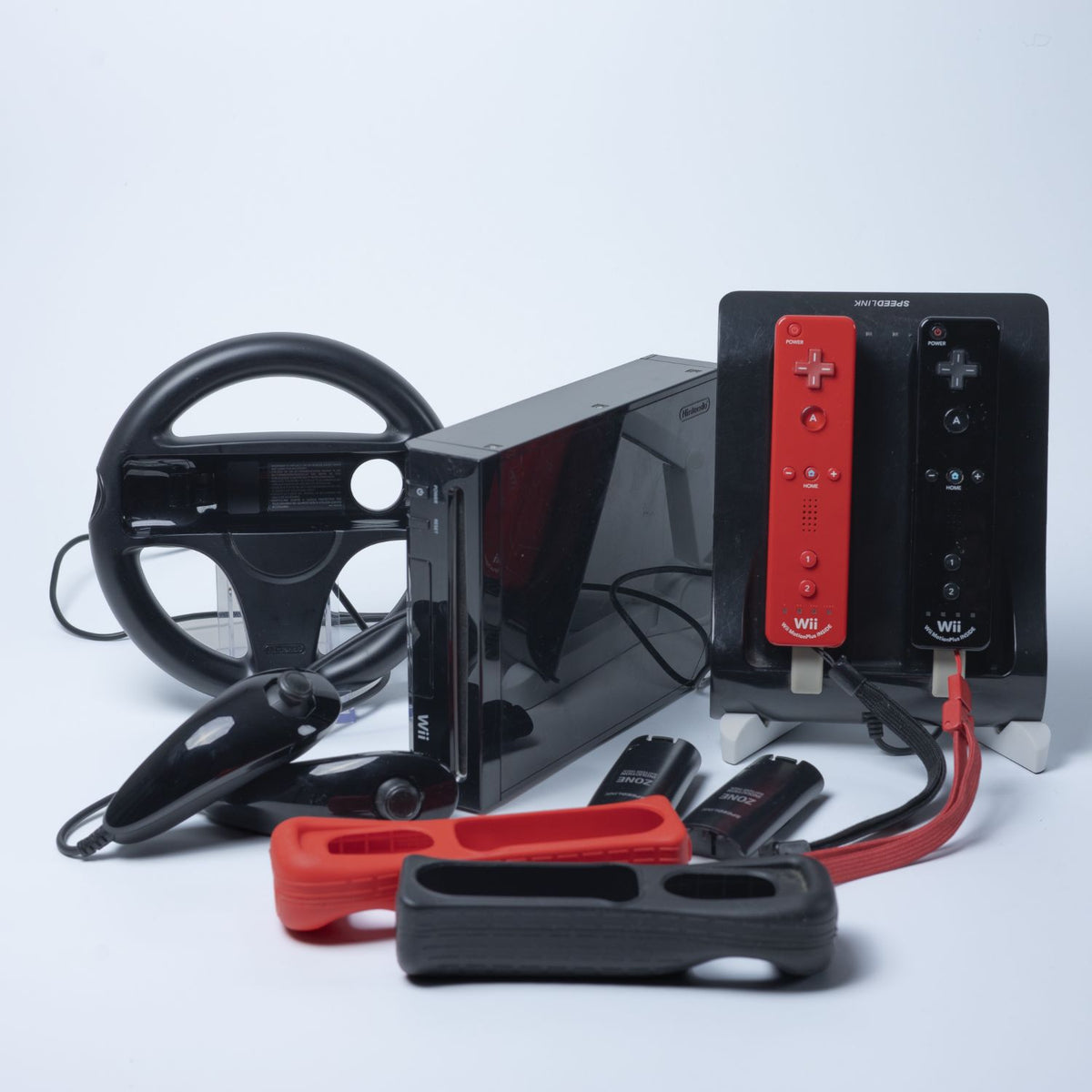 Nintendo Wii Konsole (Schwarz) + 2x Wiimote / Nunchuk + Ladestation - Zust. Gut