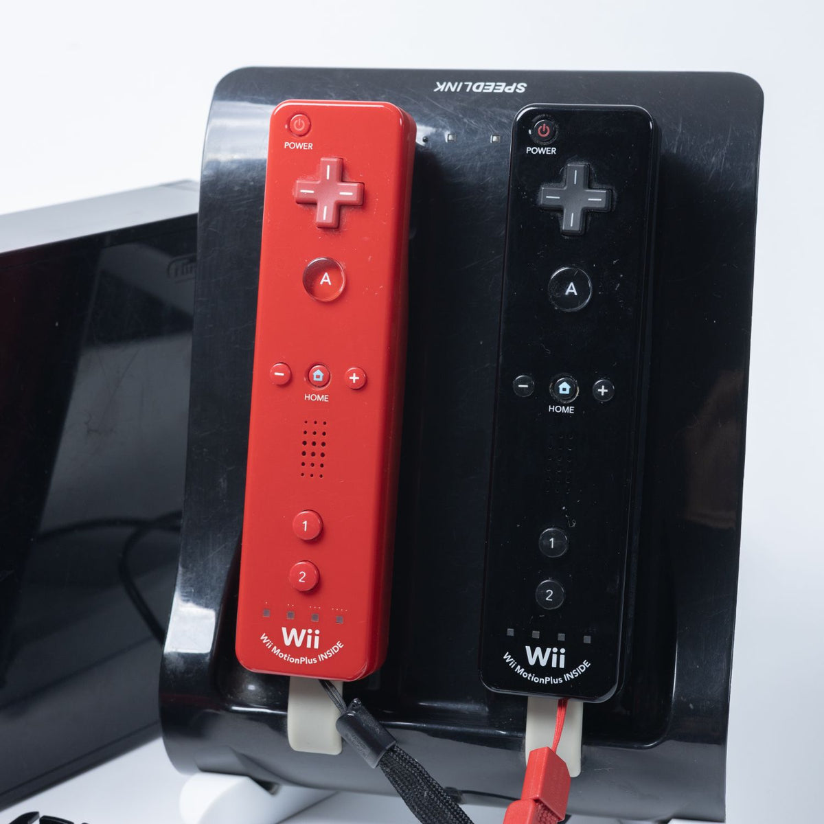 Nintendo Wii Konsole (Schwarz) + 2x Wiimote / Nunchuk + Ladestation - Zust. Gut