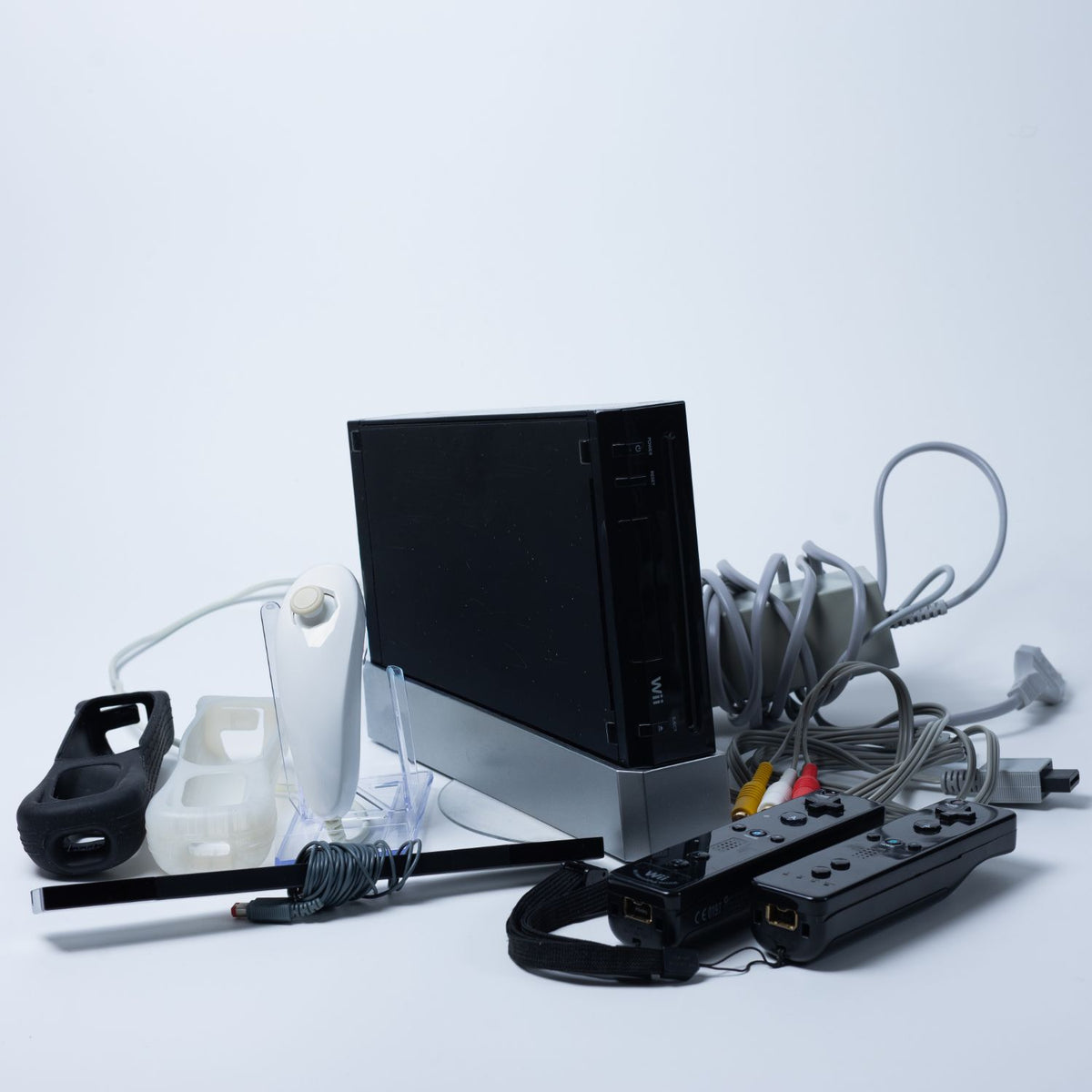Nintendo Wii Konsole (Schwarz) + 2x Wiimote/Nunchuk + Zubehör-Paket - Zust. Gut