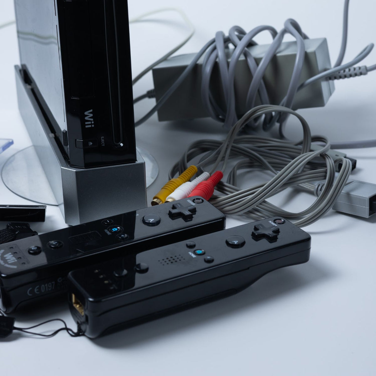 Nintendo Wii Konsole (Schwarz) + 2x Wiimote/Nunchuk + Zubehör-Paket - Zust. Gut