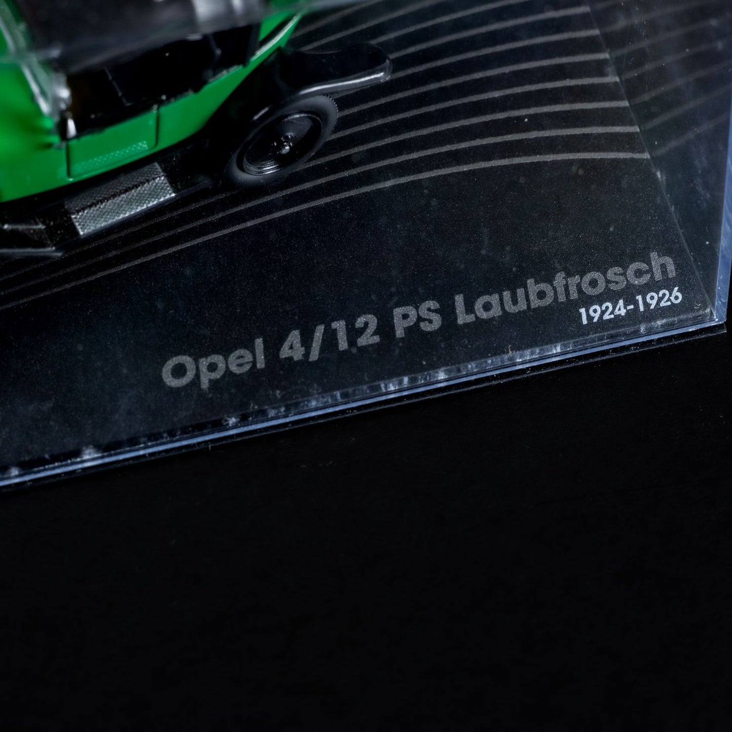 Opel Collection - 4/12 PS Laubfrosch 1924-1926 - 1:43 Standmodell - Mini-Vitrine