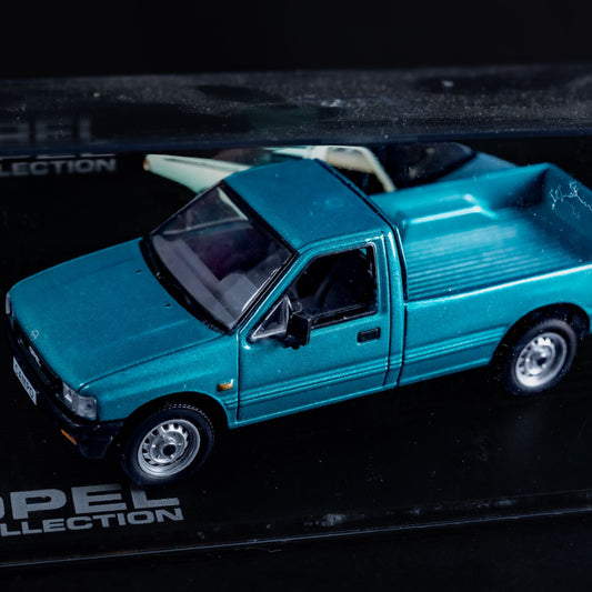 Opel Collection - Campo (1993-2001) - 1:43 Stand-Modell - Mini-Vitrine