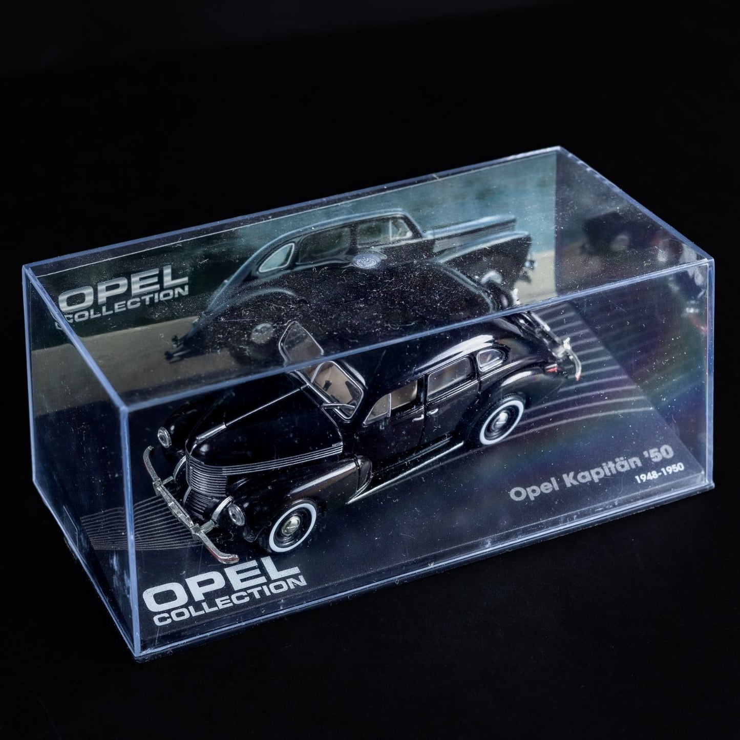 Opel Collection - Kapitän '50 (1948-1950) - 1:43 Stand-Modell - Mini-Vitrine