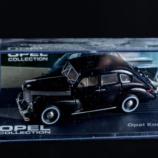 Opel Collection - Kapitän '50 (1948-1950) - 1:43 Stand-Modell - Mini-Vitrine