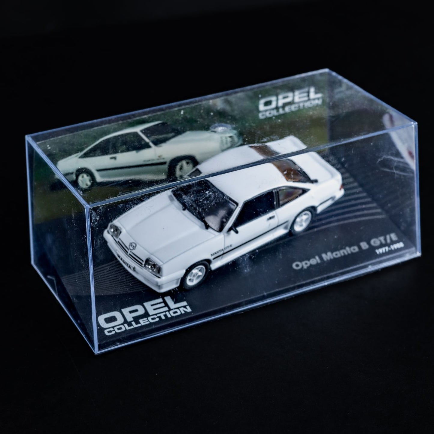 Opel Collection - Manta B GT/E (1977-1988) - 1:43 Stand-Modell - Mini-Vitrine