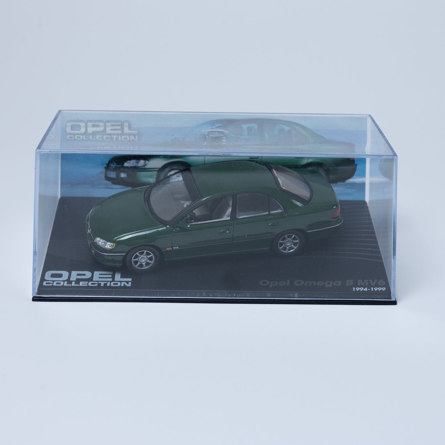 Opel Collection - Omega B MV6 (1994-1999) - 1:43 Standmodell - Mini-Vitrine