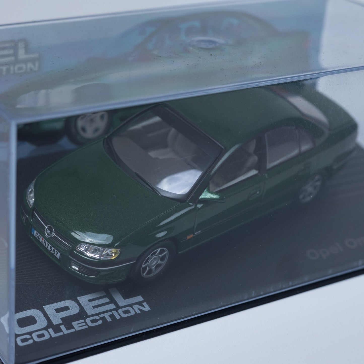 Opel Collection - Omega B MV6 (1994-1999) - 1:43 Standmodell - Mini-Vitrine