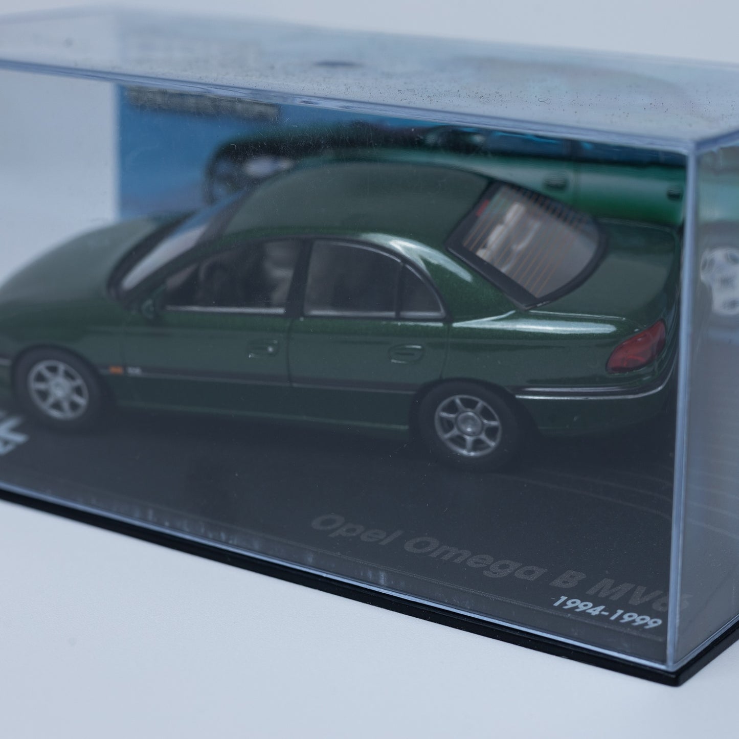 Opel Collection - Omega B MV6 (1994-1999) - 1:43 Standmodell - Mini-Vitrine