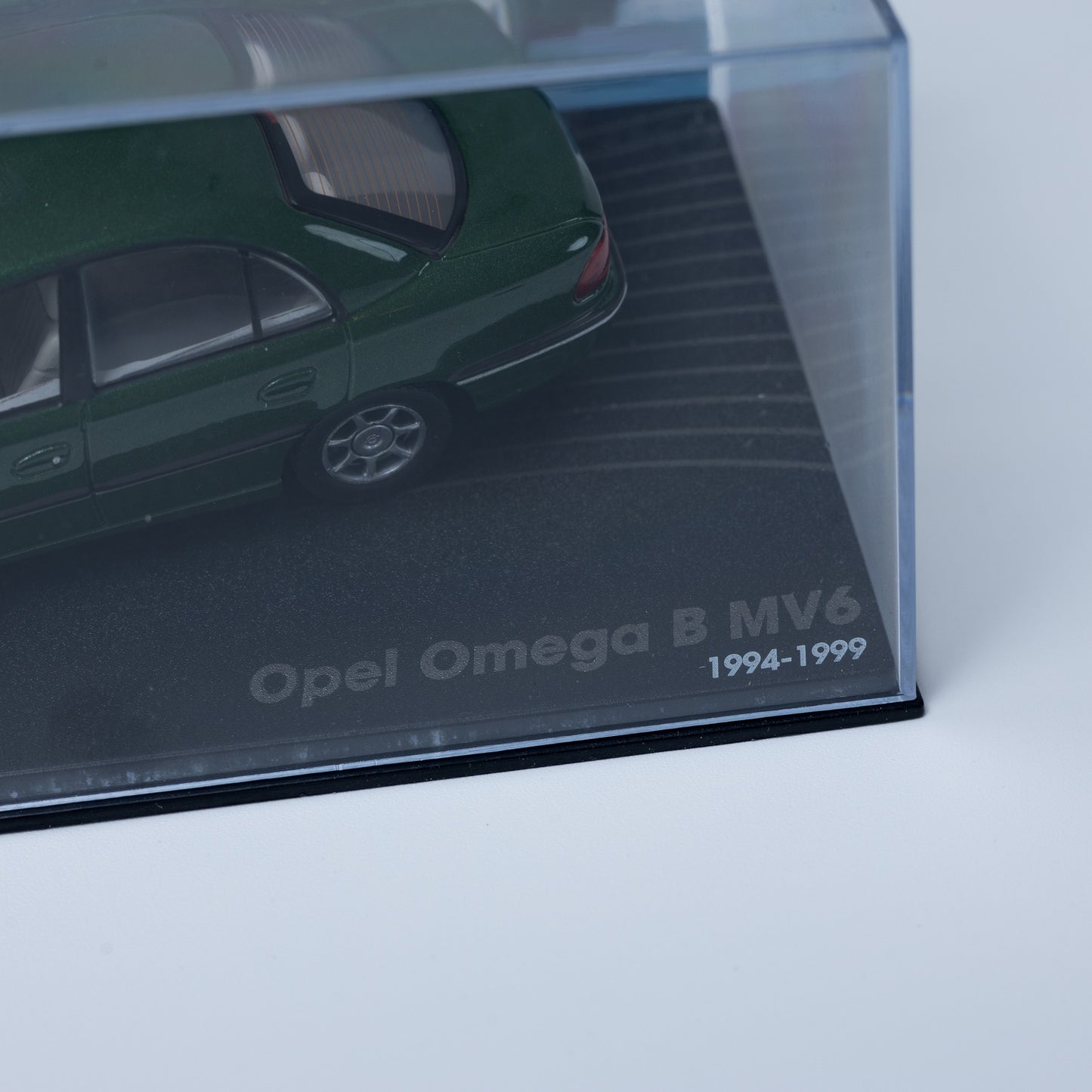 Opel Collection - Omega B MV6 (1994-1999) - 1:43 Standmodell - Mini-Vitrine
