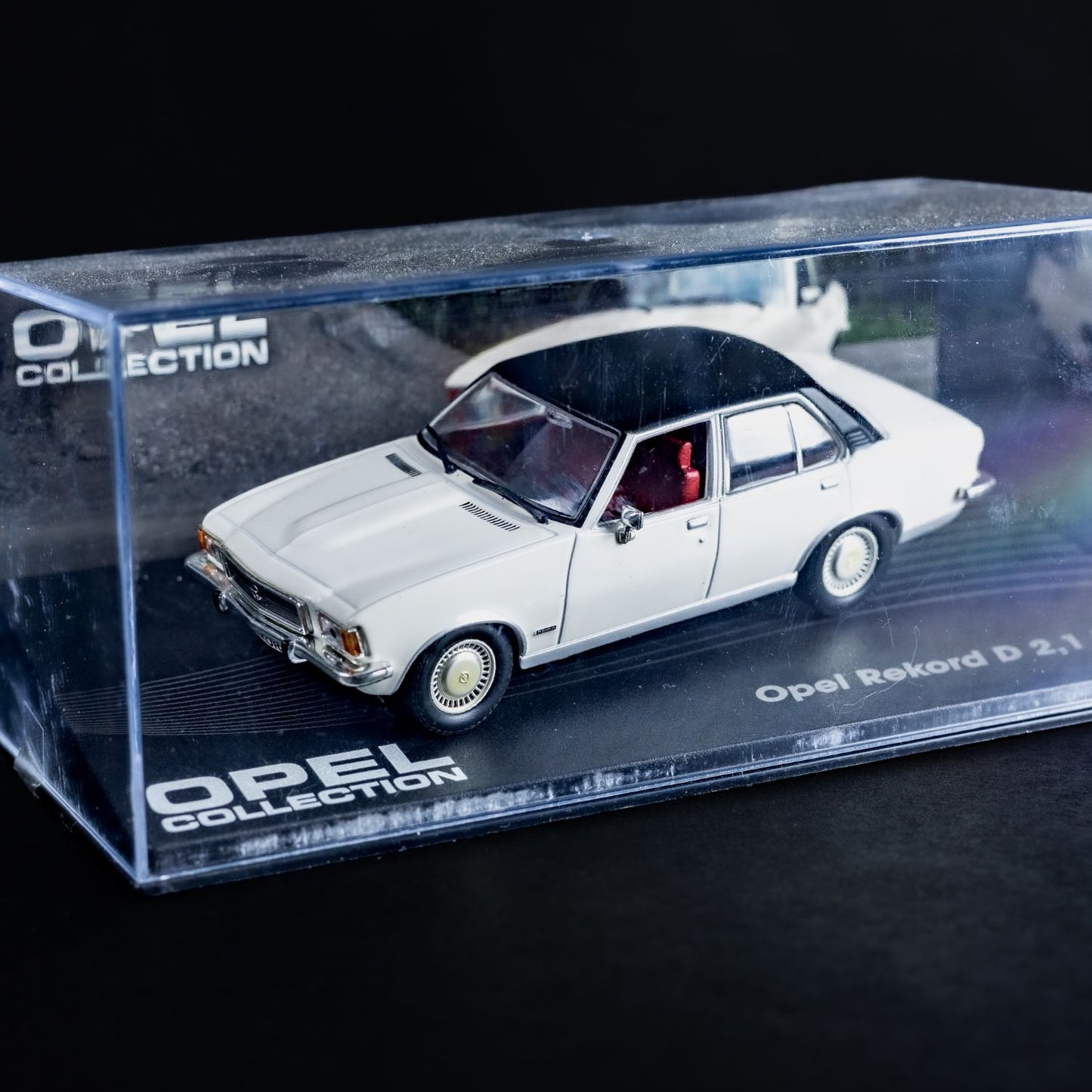 Opel Collection - Rekord D 2,1 Liter (1973-1977) - 1:43 Stand-Modell - Vitrine