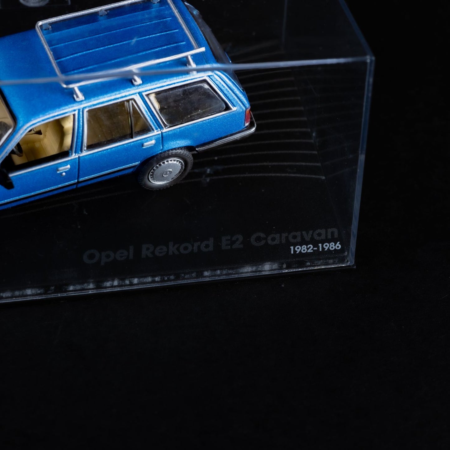 Opel Collection - Rekord E2 Caravan 1982-1986 - 1:43 Stand-Modell - Mini-Vitrine