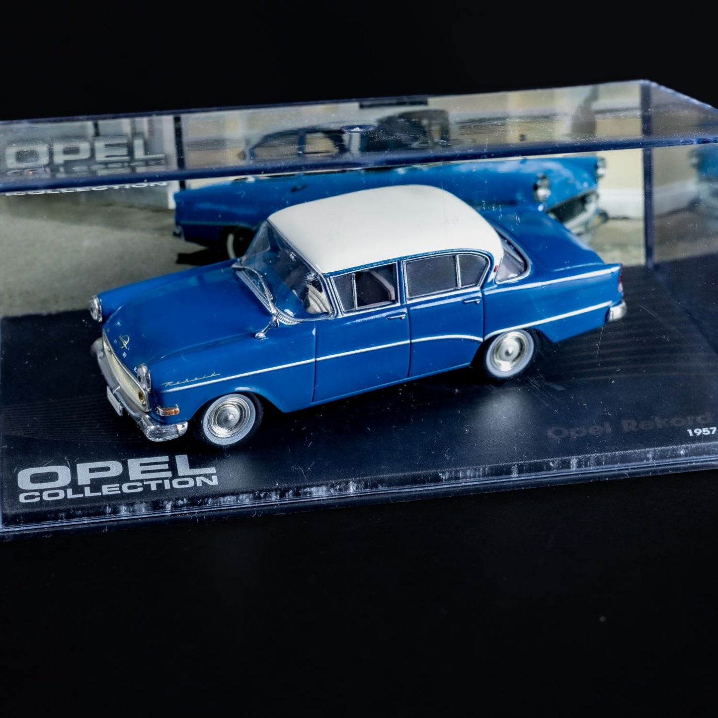 Opel Collection - Rekord P1 (1957-1960) - 1:43 Stand-Modell - Mini-Vitrine