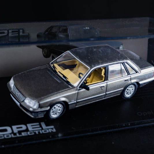 Opel Collection - Senator A2 (1982-1986) - 1:43 Standmodell - Mini-Vitrine