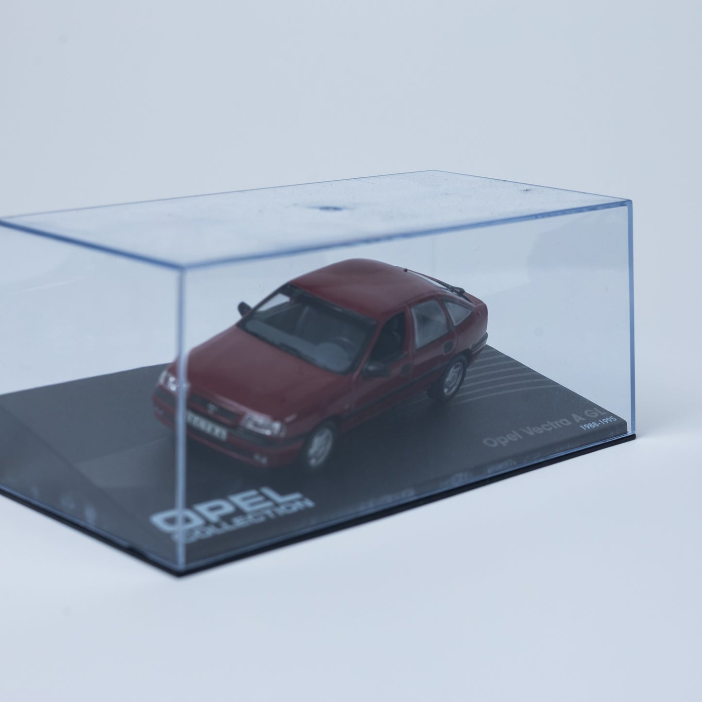 Opel Collection - Vectra (1988-1995) - 1:43 Standmodell - Mini-Vitrine