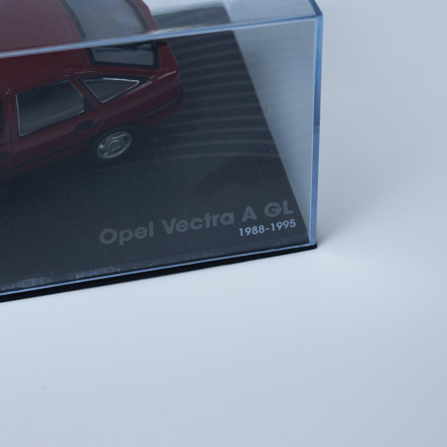Opel Collection - Vectra (1988-1995) - 1:43 Standmodell - Mini-Vitrine
