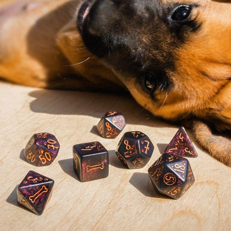 q-workshop-dogs-dice-set-pen-paper-hunde-wuerfel-braun-7-stueck-3 - Utopia Collectibles
