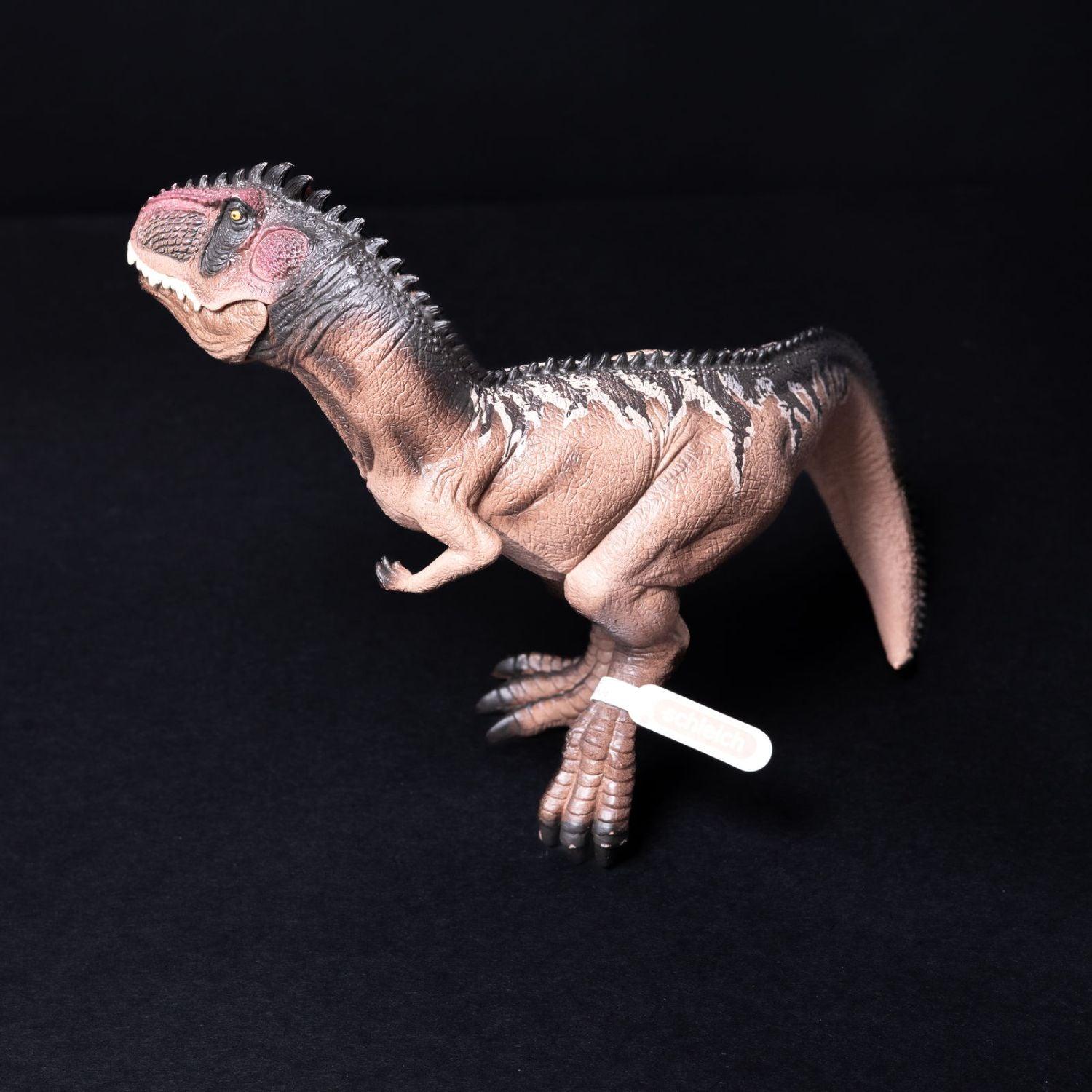 schleich-tier-dino-figur-gigantosaurus-modell-15010-mit-faehnchen-etikett-1 - Utopia Collectibles