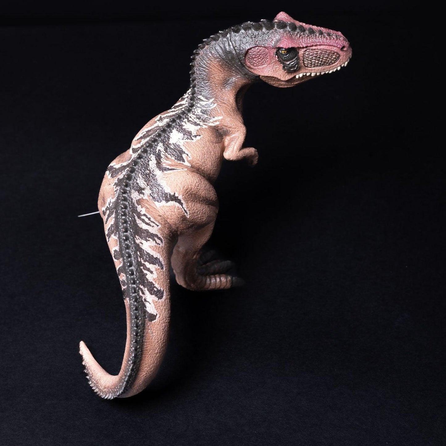 schleich-tier-dino-figur-gigantosaurus-modell-15010-mit-faehnchen-etikett-4 - Utopia Collectibles
