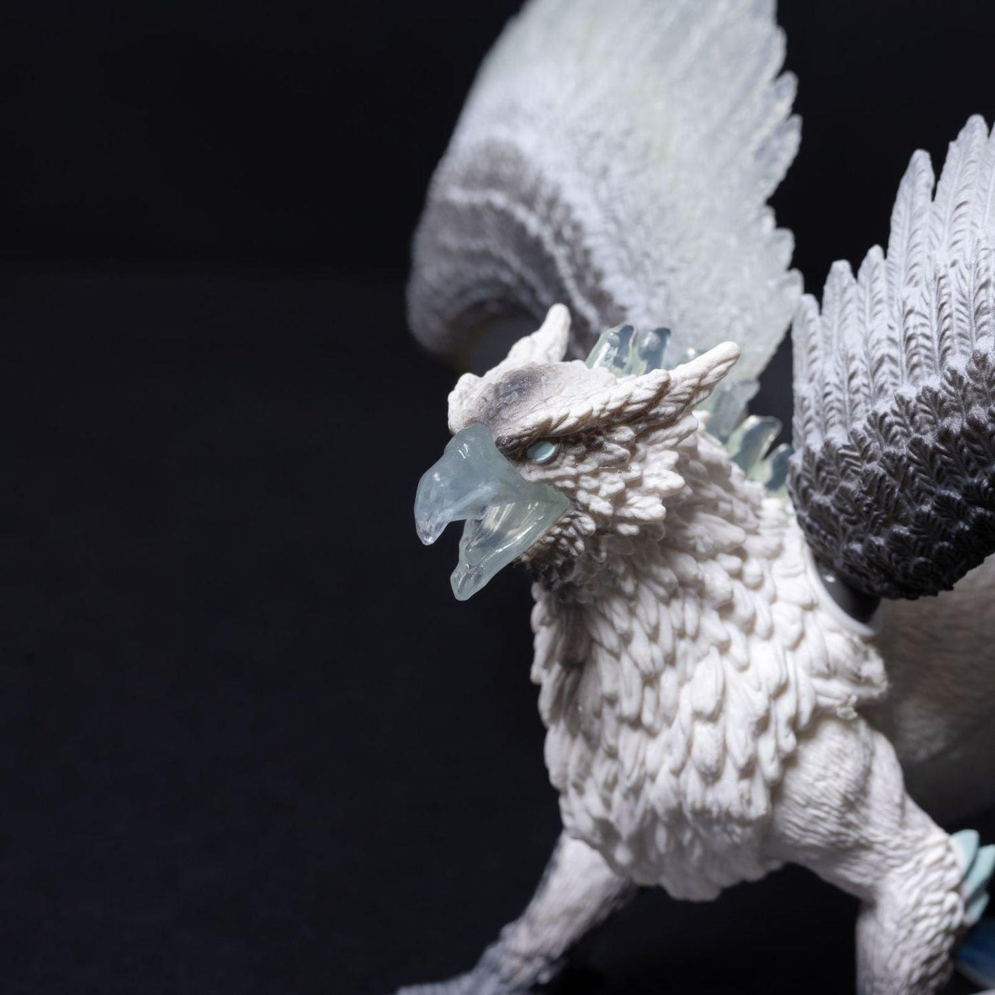 schleich-tier-figur-eldrador-eis-greif-modell-70143-mit-faehnchen-etikett-4 - Utopia Collectibles