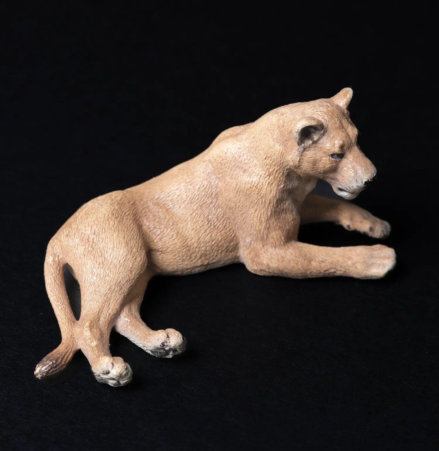 schleich-tier-figur-loewe-loewin-liegend-2007-modell-14375-zustand-gut-3 - Utopia Collectibles