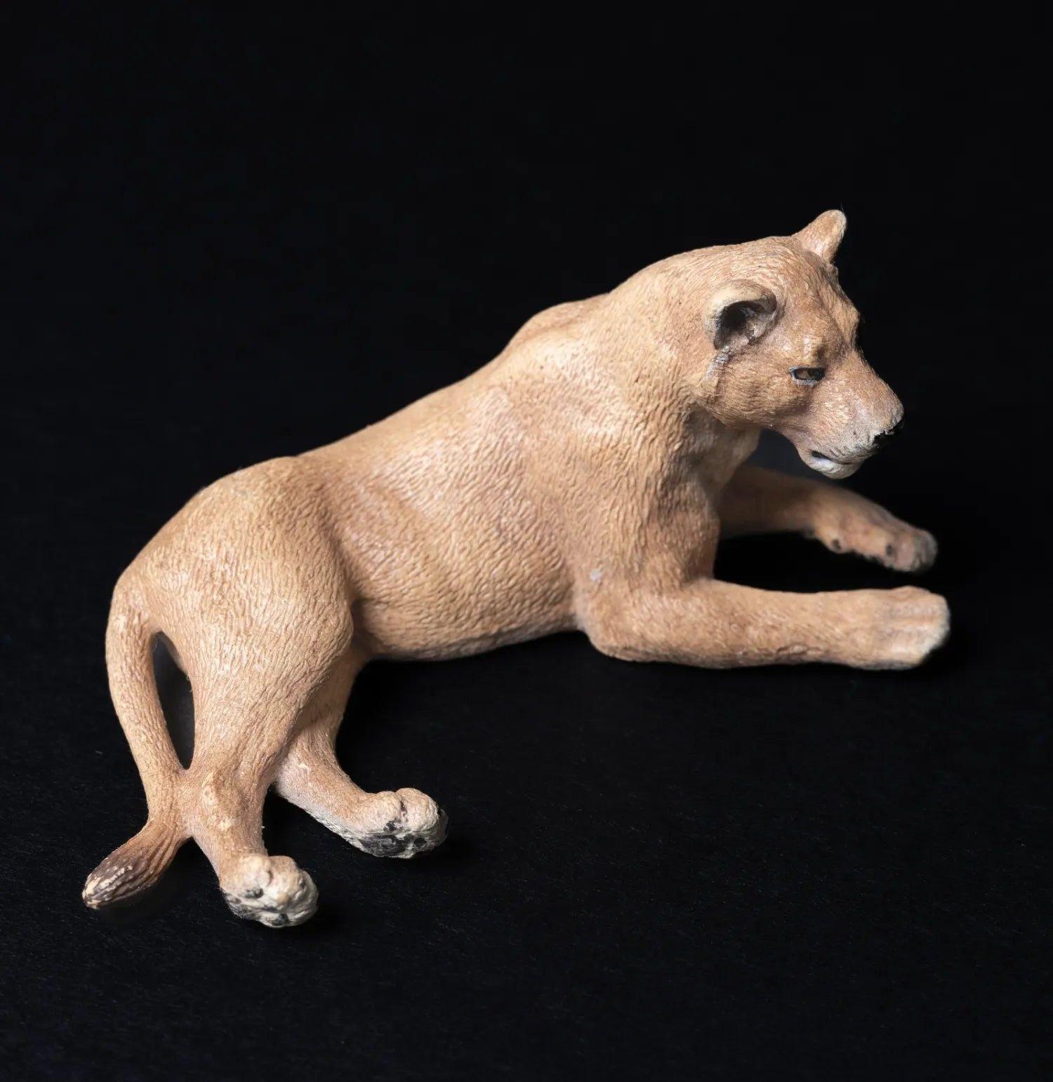 schleich-tier-figur-loewe-loewin-liegend-2007-modell-14375-zustand-gut-3 - Utopia Collectibles