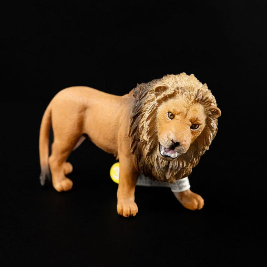 schleich-tier-figur-loewe-modell-14726-mit-faehnchen-etikett-1 - Utopia Collectibles
